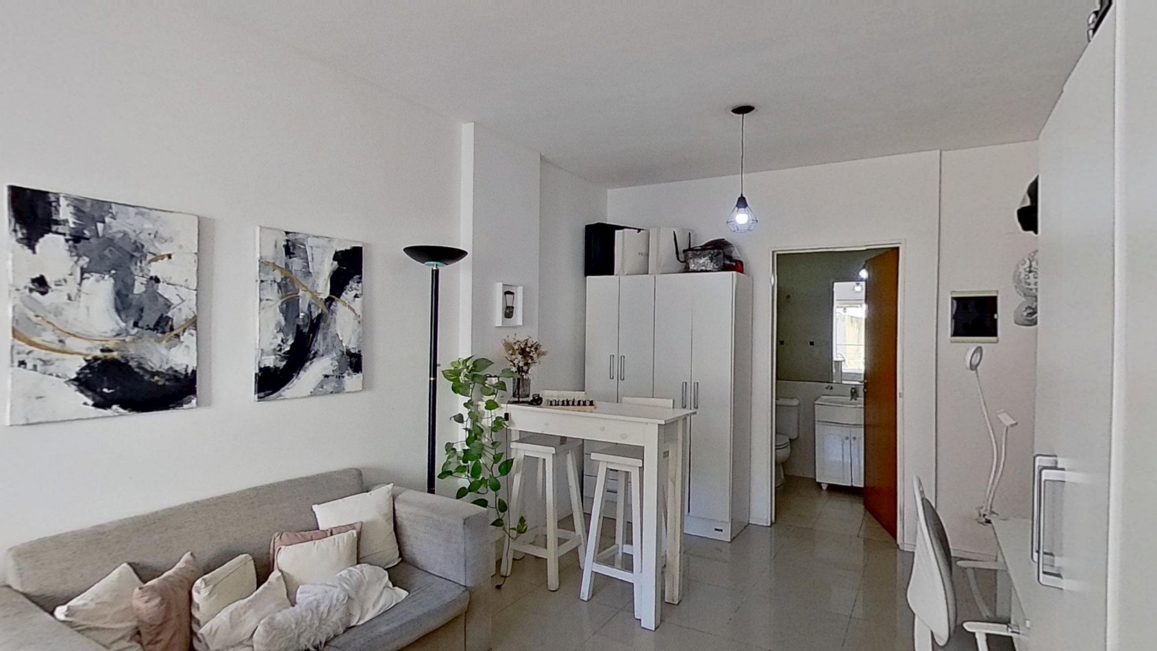 Monoambiente con cocina separada + balcon + super luminoso